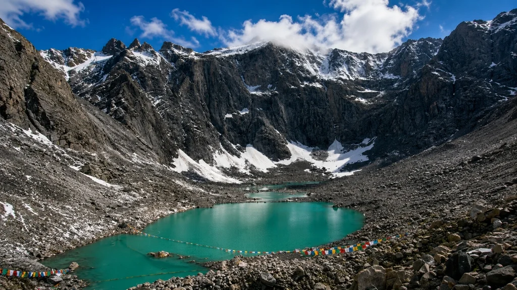 Roopkund Trek trail in Chamoli, Uttarakhand for Trippy Travels trekking adventure itinerary